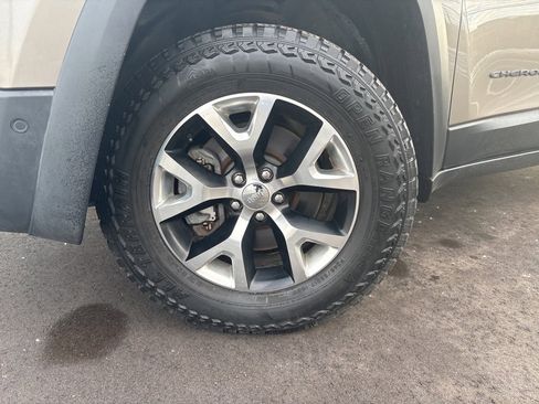 Used 2016 Jeep Cherokee Trailhawk w/ Comfort/Convenience Group image 2