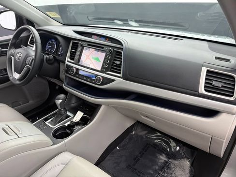 Used 2019 Toyota Highlander XLE AWD/4WD image 29