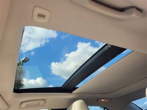 Used 2023 Chrysler 300 Touring L w/ Popular Equipment Group image 5