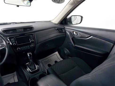 Used 2020 Nissan Rogue SV image 22