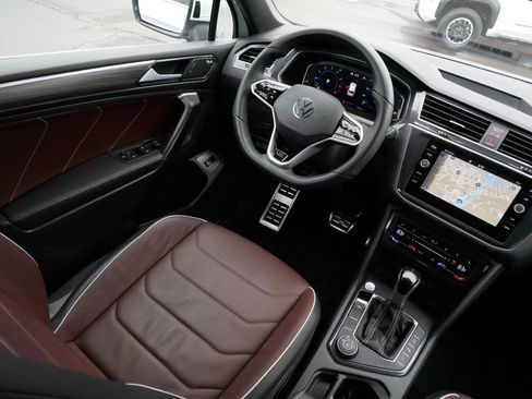 Used 2024 Volkswagen Tiguan SEL R-Line image 9