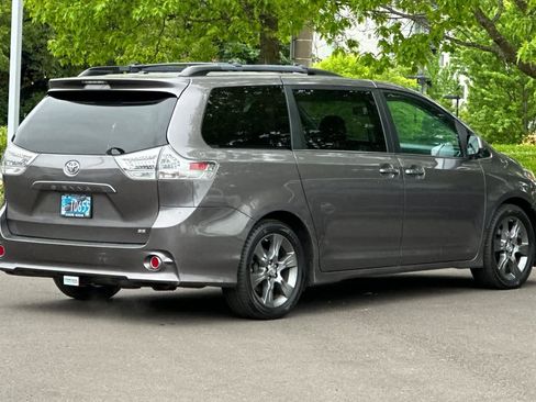 Used 2015 Toyota Sienna SE w/ SE Preferred Package FWD image 2