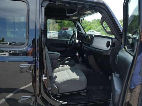 Used 2024 Jeep Gladiator Sport AWD/4WD image 18
