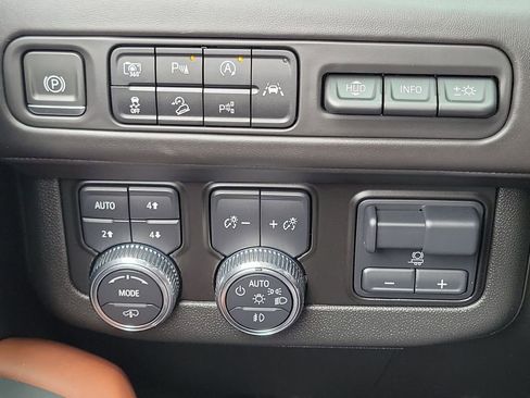 Used 2023 GMC Yukon XL Denali Ultimate AWD/4WD image 18