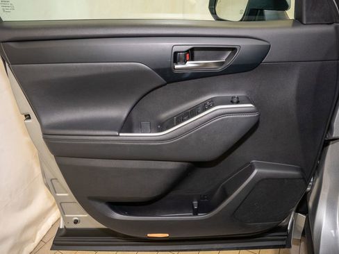 Used 2024 Toyota Highlander XLE image 14