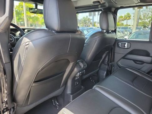 Used 2022 Jeep Wrangler Unlimited Sahara 4xe AWD/4WD image 10