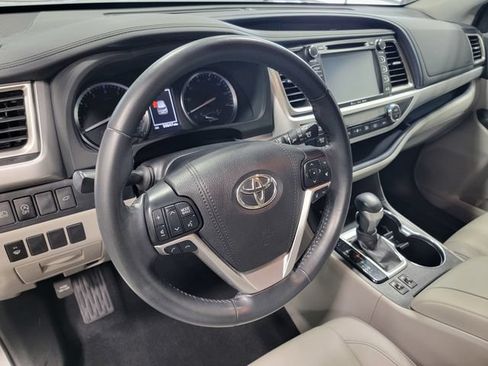 Used 2019 Toyota Highlander XLE AWD/4WD image 11
