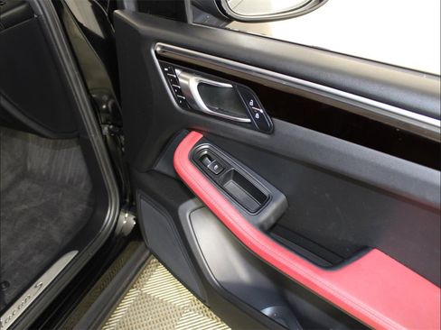 Used 2019 Porsche Macan S image 31