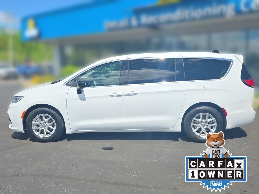 Used 2024 Chrysler Pacifica Touring-L FWD image 3