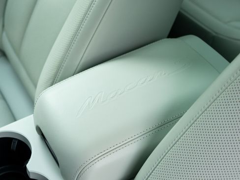 Certified 2022 Porsche Macan S AWD/4WD image 31