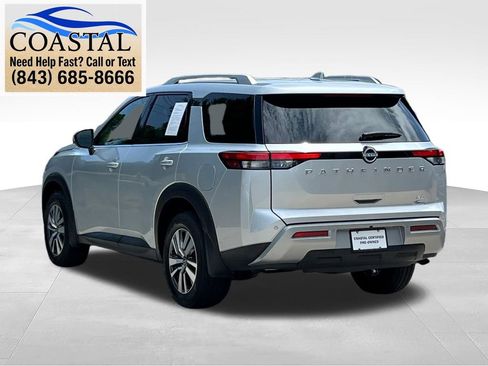 Used 2025 Nissan Pathfinder SL FWD image 14