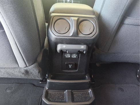 Used 2025 Jeep Wrangler Unlimited Sahara AWD/4WD image 13