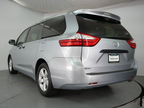 Used 2015 Toyota Sienna L image 7