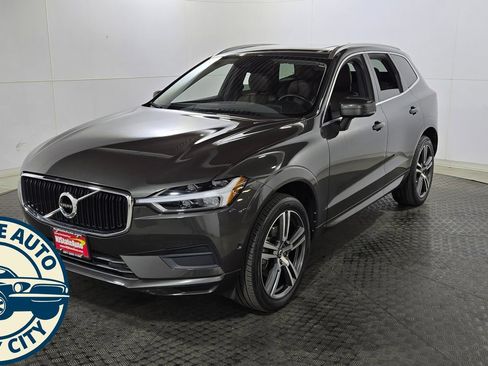 Used 2018 Volvo XC60 T5 Momentum w/ Vision Package AWD/4WD image 3