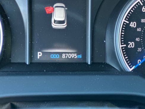 Used 2022 Toyota Venza LE image 41