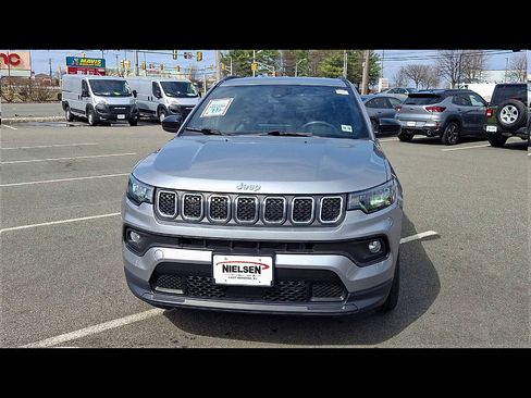 Used 2023 Jeep Compass Latitude image 3