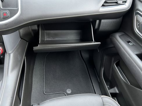 Used 2024 GMC Yukon SLT w/ SLT Luxury Package image 39