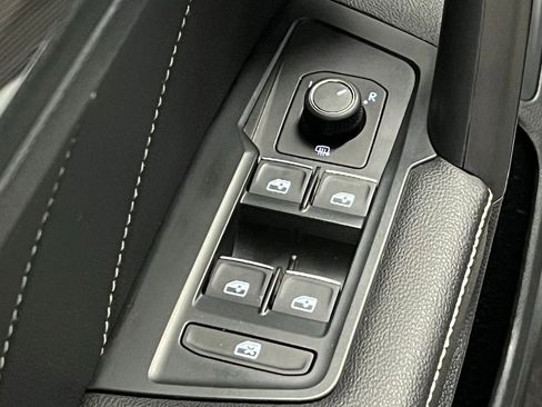 Used 2022 Volkswagen Tiguan SE image 13