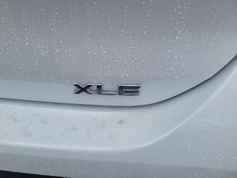Used 2024 Toyota Highlander XLE FWD image 11
