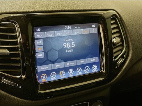 Used 2018 Jeep Compass Limited AWD/4WD image 21