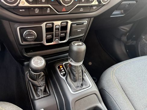 Used 2025 Jeep Wrangler Unlimited Sahara AWD/4WD image 15