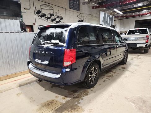 Used 2017 Dodge Grand Caravan SE image 3