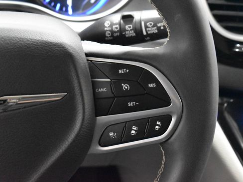 Used 2024 Chrysler Pacifica Touring-L FWD image 10