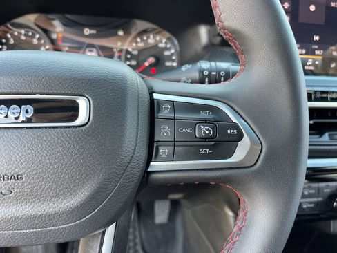 Used 2025 Jeep Compass Trailhawk AWD/4WD image 17