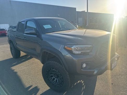 Used 2020 Toyota Tacoma TRD Off-Road w/ TRD Premium Off Road Package image 4
