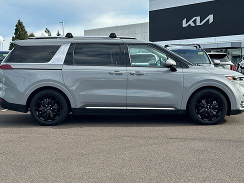 Used 2023 Kia Carnival SX Prestige FWD image 3