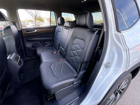 Used 2025 Volkswagen Atlas SE image 24