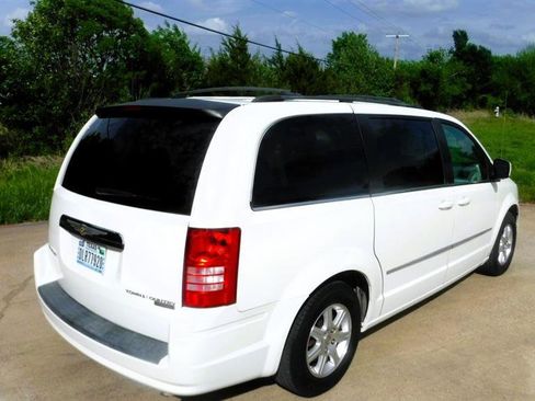 Used 2009 Chrysler Town & Country Touring image 6