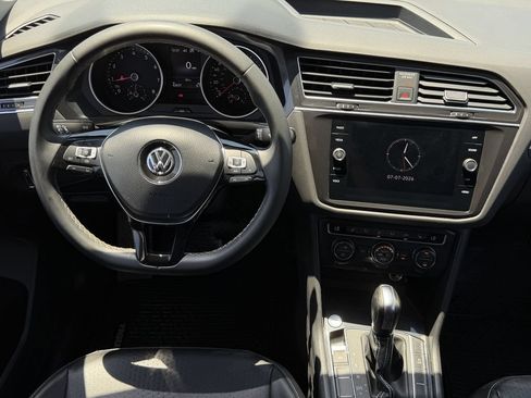 Used 2021 Volkswagen Tiguan SE FWD image 12