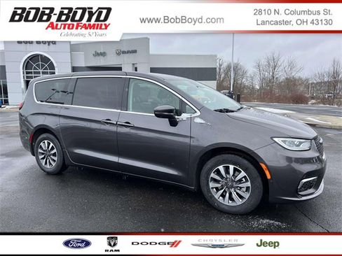 Used 2022 Chrysler Pacifica Touring-L w/ Uconnect Theater Family Group image 1