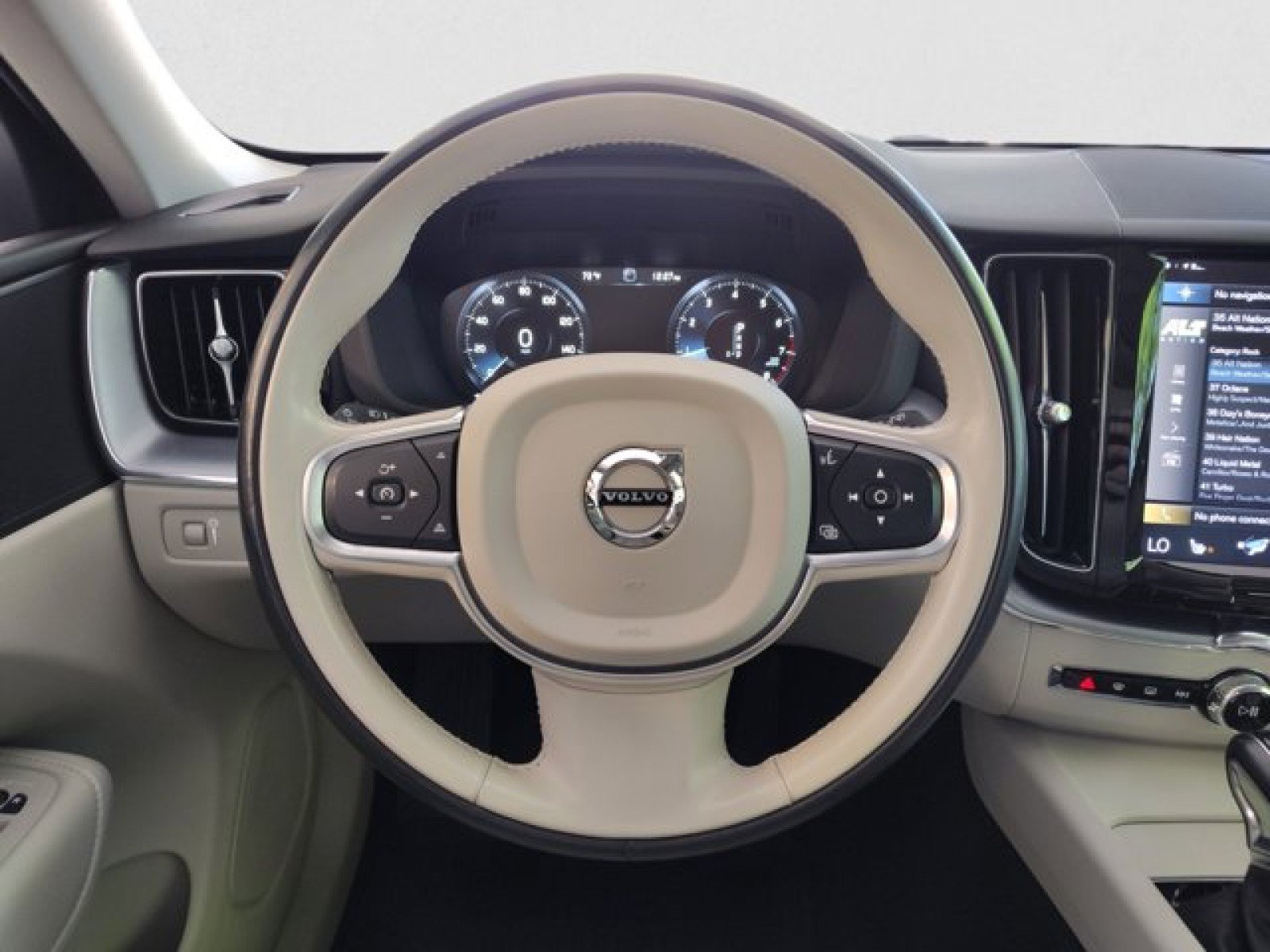 Used 2020 Volvo XC60 T5 Momentum w/ Protection Package Premier AWD/4WD image 15