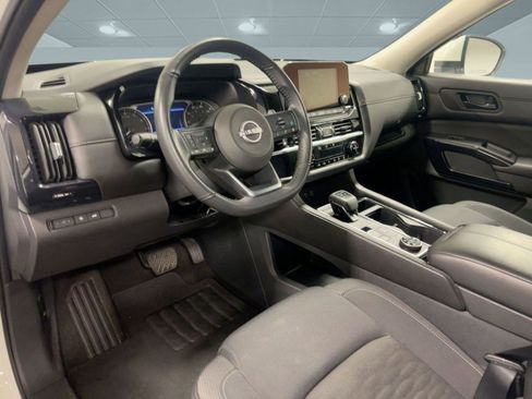 Used 2025 Nissan Pathfinder SV image 3