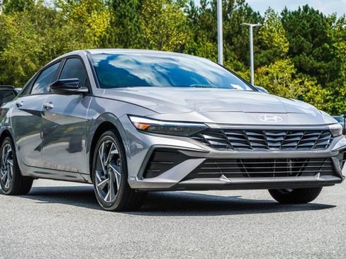 Certified 2025 Hyundai Elantra SEL FWD image 8