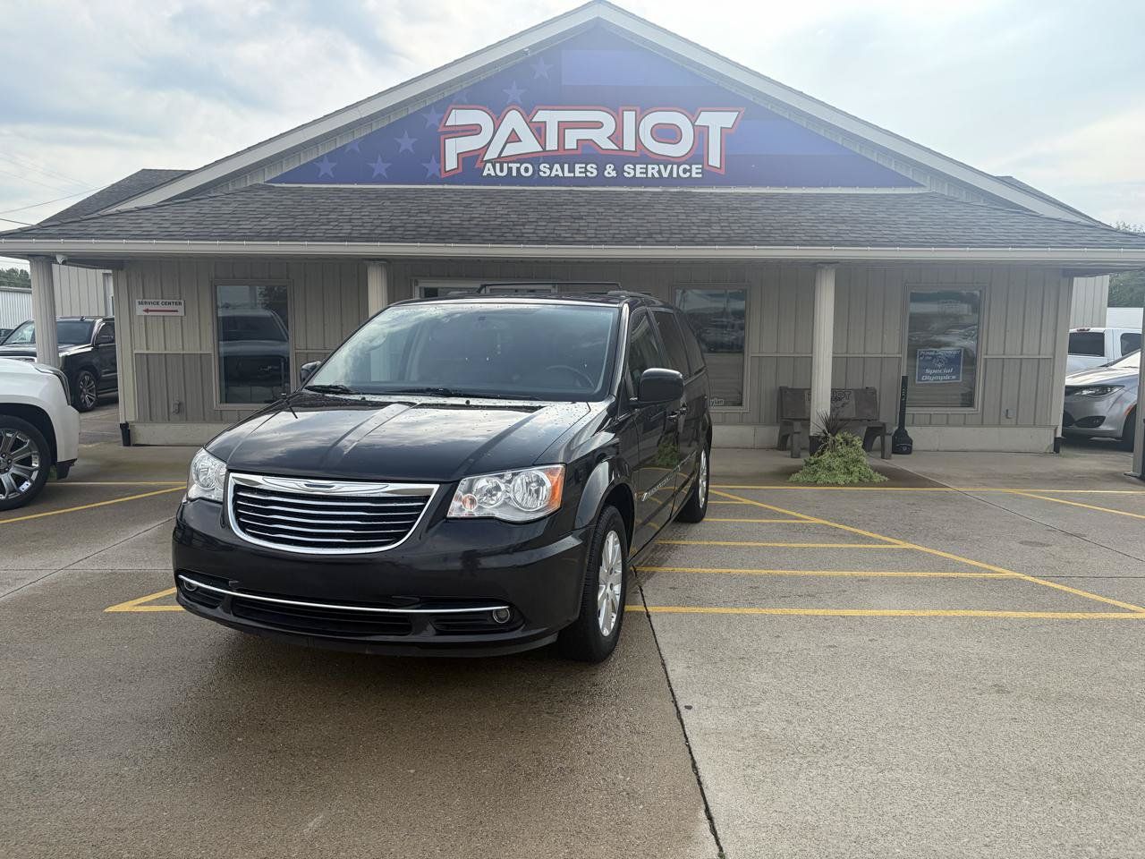 Used 2016 Chrysler Town & Country Touring FWD image 1