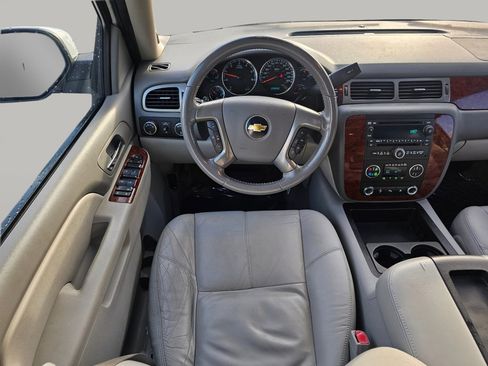 Used 2011 Chevrolet Suburban LT image 3