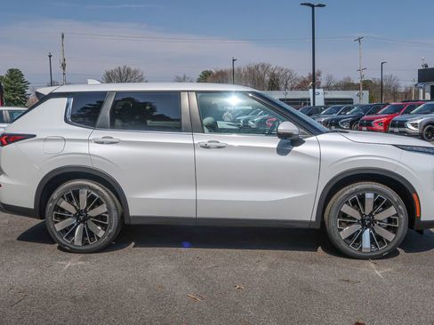 New 2026 Mitsubishi Outlander SE image 9