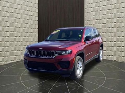 Certified 2025 Jeep Grand Cherokee Laredo X AWD/4WD image 9