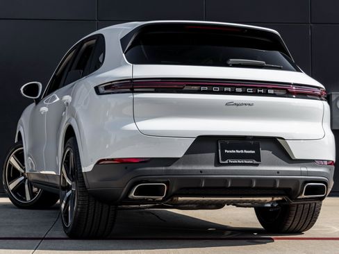 Certified 2025 Porsche Cayenne image 3