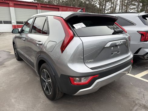 Used 2023 Kia Niro LX image 5