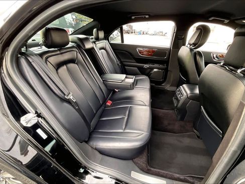 Used 2017 Lincoln Continental Premiere image 18