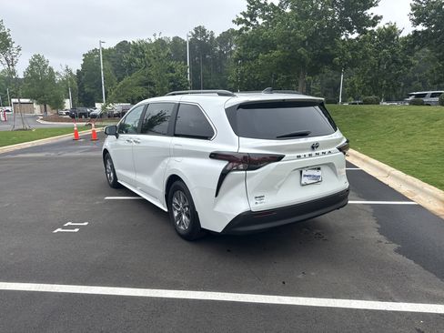 Used 2025 Toyota Sienna XLE w/ XLE Plus Package FWD image 8