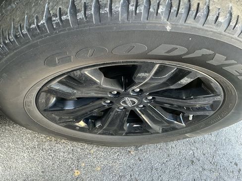 Used 2024 Nissan Titan SV w/ SV Convenience Package image 10