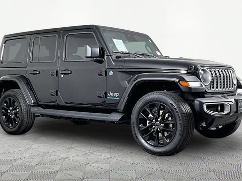 Used 2025 Jeep Wrangler Unlimited Sahara AWD/4WD image 3