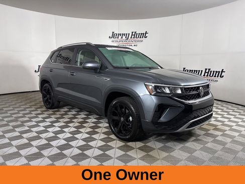 Used 2023 Volkswagen Taos SE w/ Panoramic Sunroof Package image 4