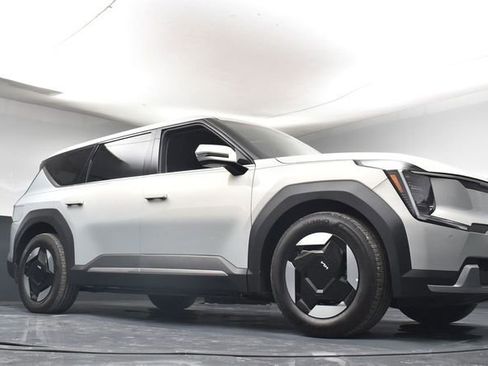 Certified 2026 Kia EV9 Light image 32