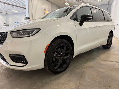 Used 2023 Chrysler Pacifica Limited w/ Uconnect Theater Family Group AWD/4WD image 7